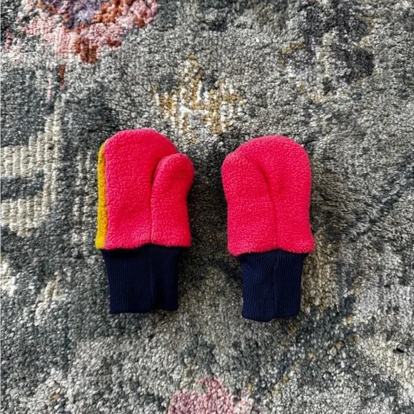 Patagonia Baby Girl Mittens - Picture 2 of 2